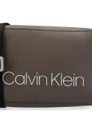Levéltáska COLLEGIC SMALL Calvin Klein 	barna	